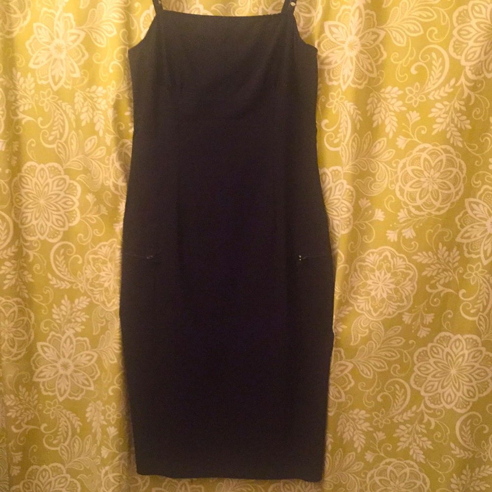 Black dress w/adjustable straps.